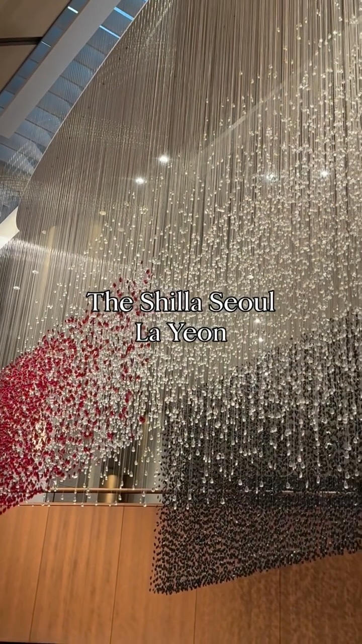 📍The Shilla Seoul / La Yeon, Korea

韓国　ソウル新羅ホテル　La Yeon

金豚食堂の焼肉か迷って
ソウル新羅ホテル内にあるレストラン“La Yeon”に行ってみました
ミシュラン２つ星の伝統的な韓国料理です

ホテルのロビーにあるパク・ソンギ氏のクリスタルアートがきらめいて美しい！
天の川を形象化した作品だそう

レストランからは南山ソウルタワーが見えます
お料理は繊細で美しく美味しく、こんな韓国料理は初めてでした

このホテルには泊まってないのだけど、今度は宿泊もしてみたいです

I visited "La Yeon," a restaurant located inside the Shilla Hotel Seoul.
It's a traditional Korean restaurant with two Michelin stars.

The crystal art by Park Sung-ki in the hotel lobby is sparkling and
beautiful!
It's a work that symbolizes the Milky Way.

We could see Namsan Seoul Tower from the restaurant.

The food was delicate, beautiful, and delicious; it was my first time experiencing Korean cuisine like this.

꙳✧˖°⌖꙳✧˖°⌖꙳✧˖°⌖꙳✧˖°⌖꙳✧˖°
@hiromitravel
国内外の旅をお届けしています
destinations・hotels・gourmet
꙳✧˖°⌖꙳✧˖°⌖꙳✧˖°⌖꙳✧˖°⌖꙳✧˖°
＊
#travel #海外旅行　#韓国